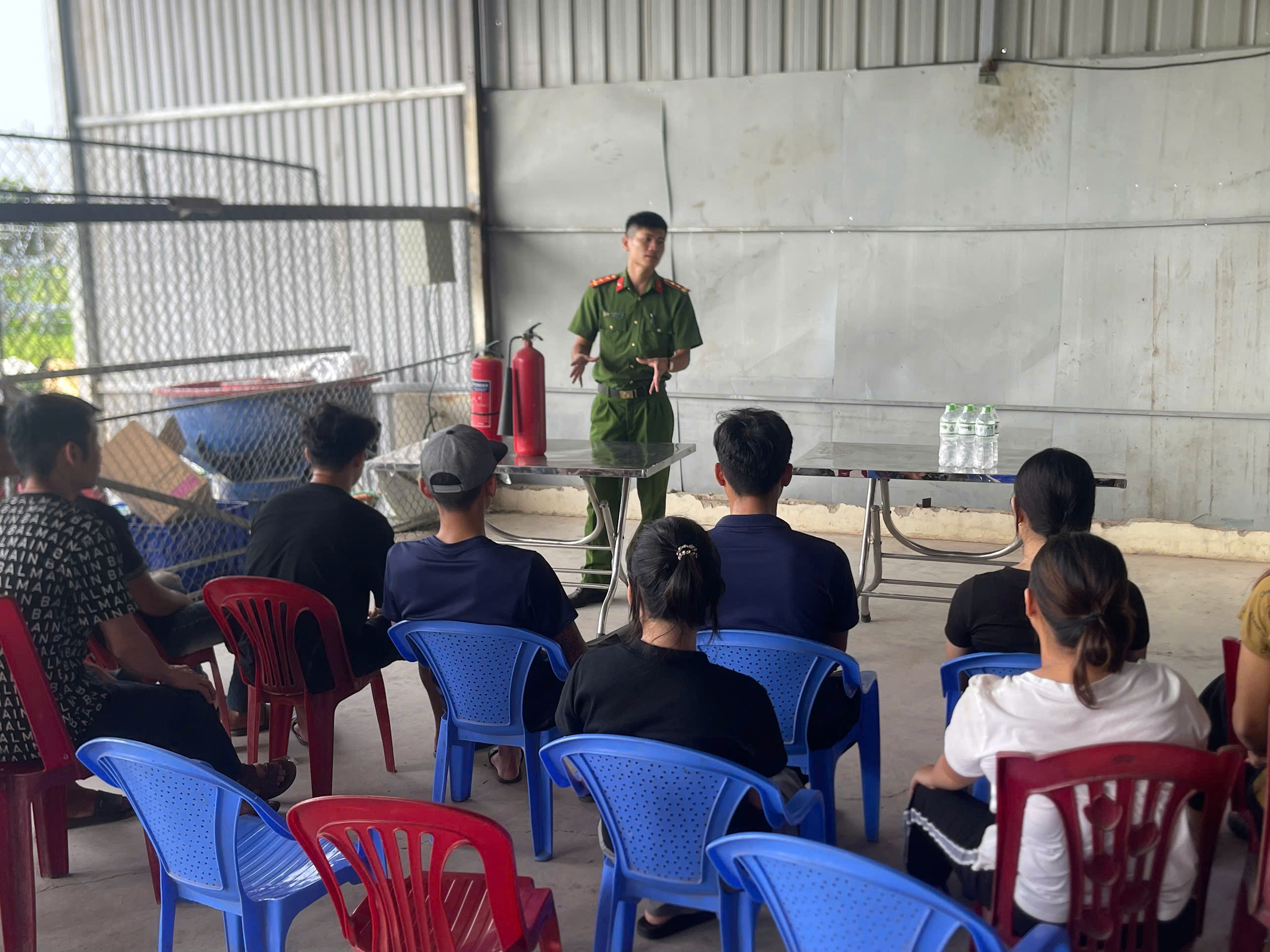 Công an xã Kiến Hải: Tuyên truyền phòng cháy chữa cháy và cứu nạn cứu hộ tới 30 hộ kinh doanh và 45 hộ dân